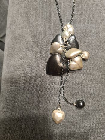 Collier long. Sautoir. Cœur noir argenté. 47 cm.