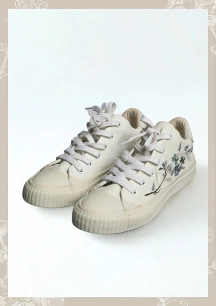 Baskets basses blanc cassé motif fleurie Shiatzy Taille 36