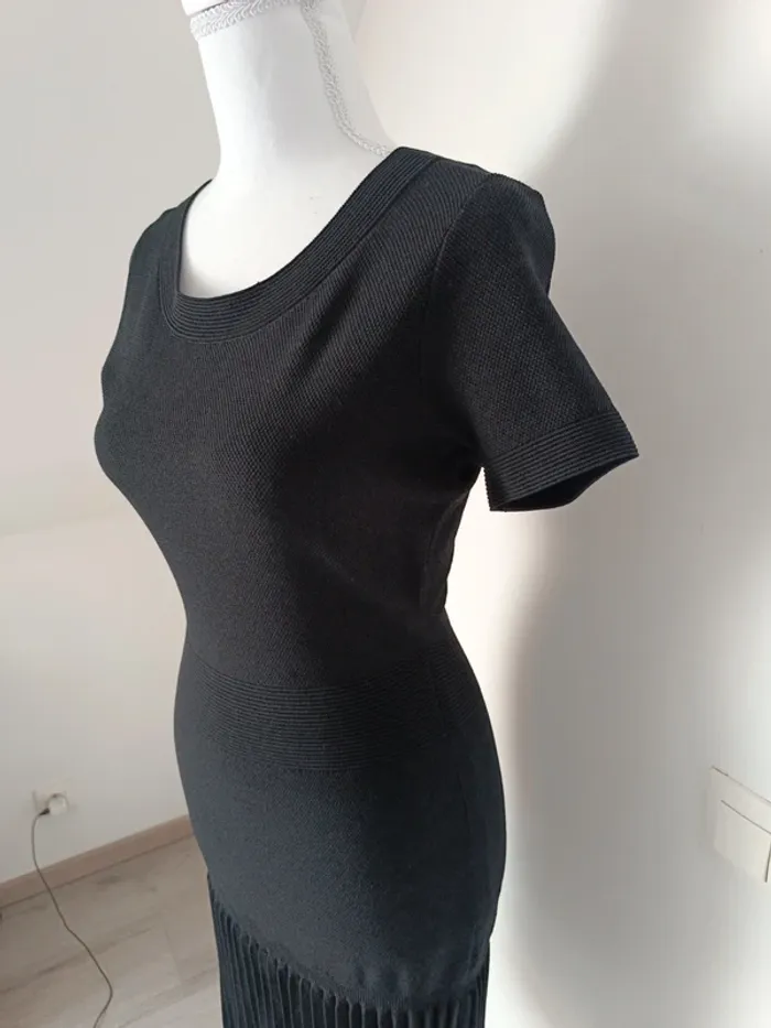 Robe noire Sandro Paris plissée taille 1 (36/38) - photo numéro 3