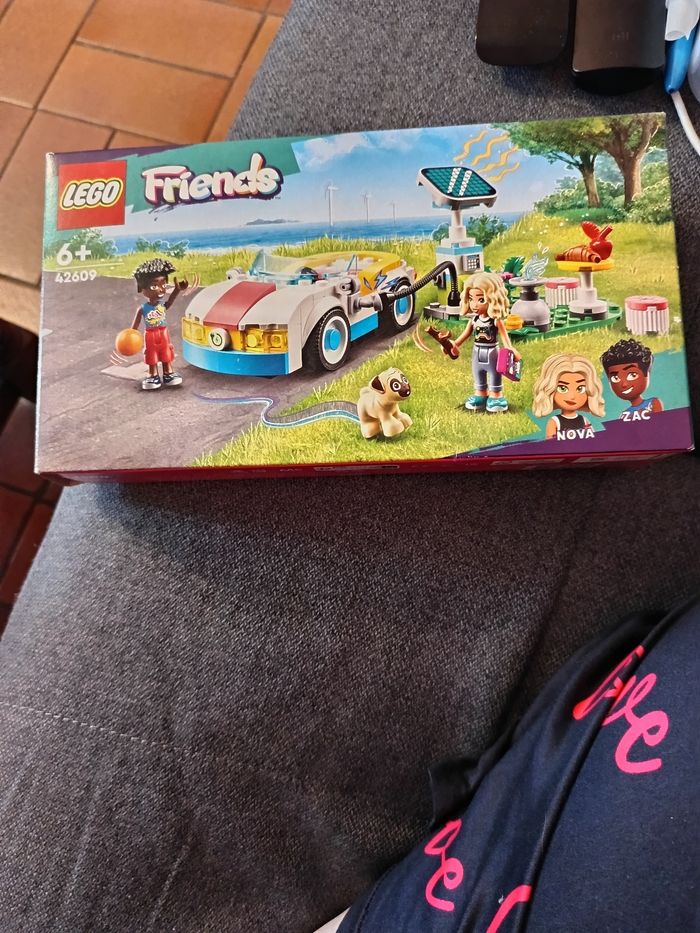 42609 Lego Friends La Voiture électrique et La Borne de Recharge