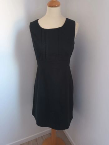 Robe courte noire sans manches