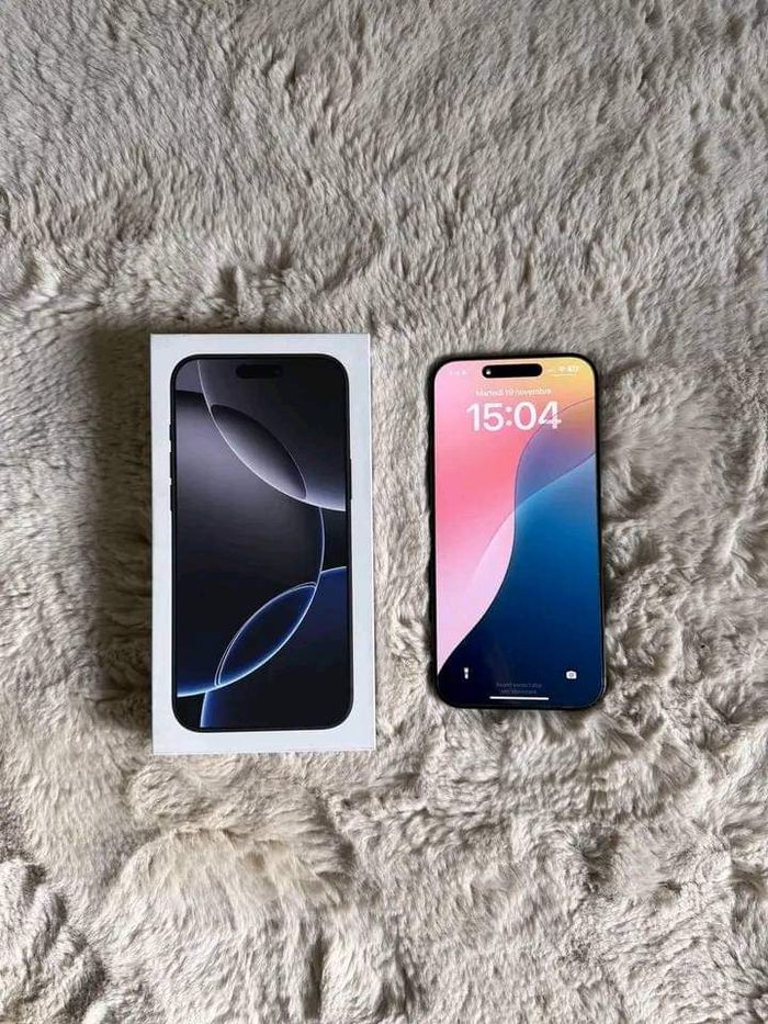 A vendre 16 pro max batterie 💯🔋 256GB  350€ prix négociable paiement plusieurs fois écrivez moi