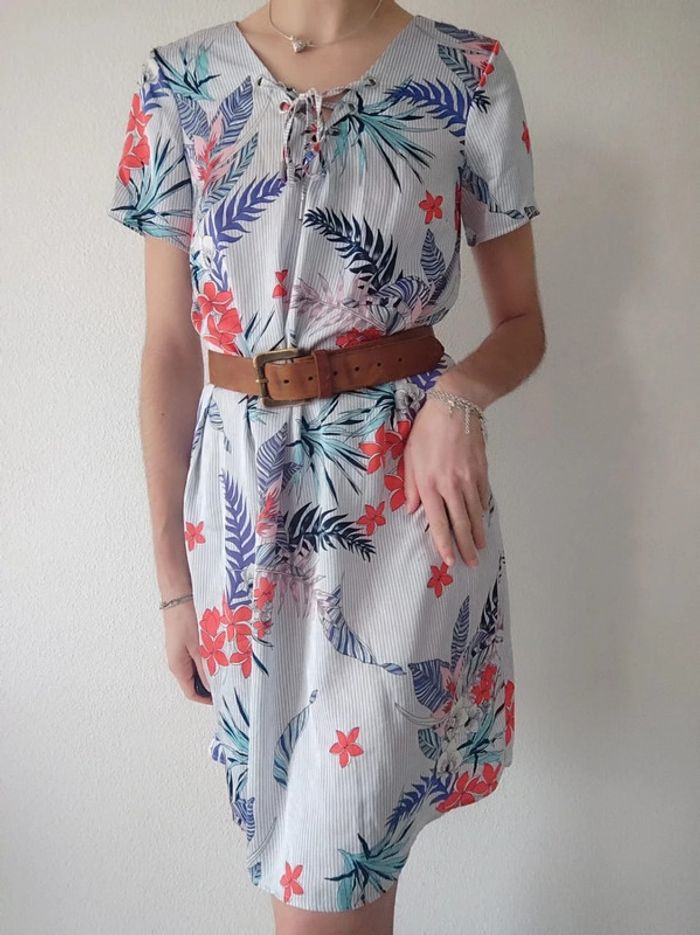 Robe été mi-longue droite fluide fleur exotique bleu rouge blanc / Urban by Gémo - 38/M à 40/L - photo numéro 5