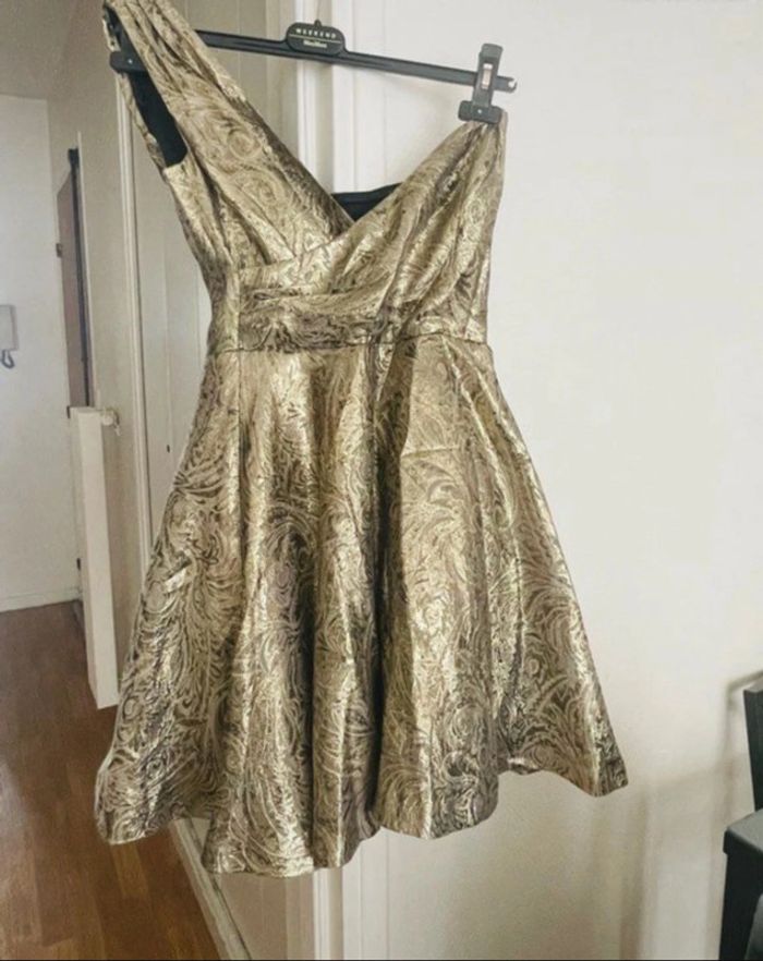 Robe habillée dorée épaules dénudées Assos Petite