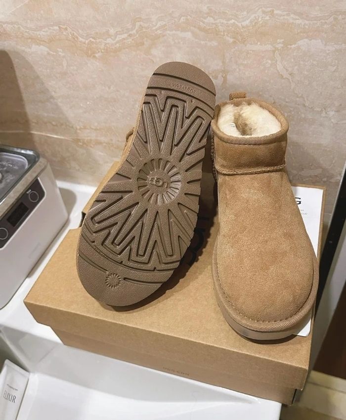 Bottes de neige Ugg mini Taille 39 - photo numéro 2