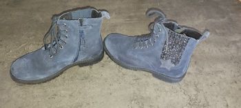 Chaussures daim tout cuir pointure 35