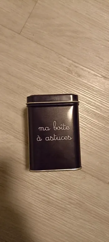 Petite boîte métallique