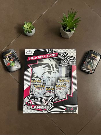 Pokémon : Collection classeur Écarlate et Violet - Flamme Blanche + 2 minis tins - EV10.5