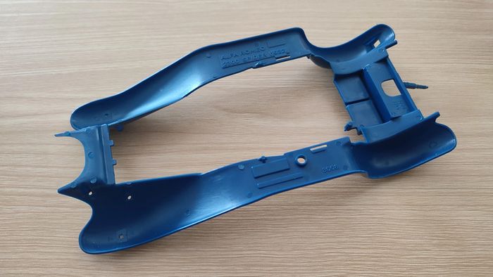 Châssis interne bleu pièce détachée miniature 1/18 Burago Alfa Romeo 2300 spider 1932 #B61 - photo numéro 2