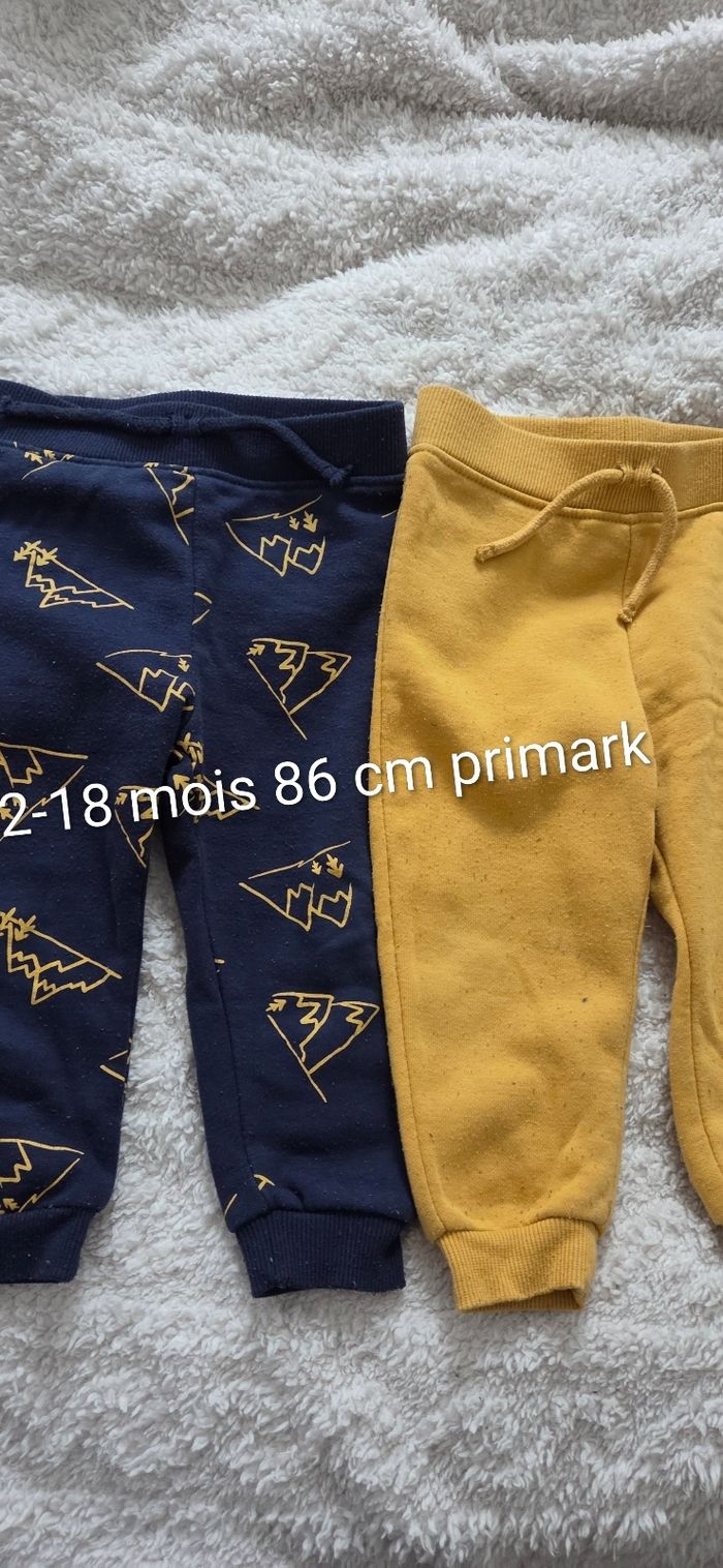Lot 2 joggings 18 mois primark