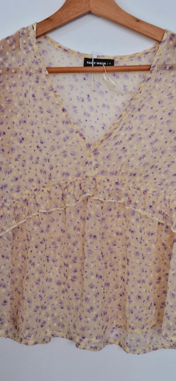 🌞 Crop top fleuri jaune & mauve – Taille XS 🌸
Neuf, jamais porté 💛 - photo numéro 3