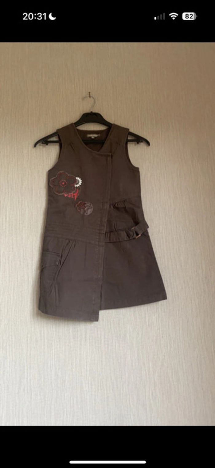 Robe marron avec fleur 8 ans