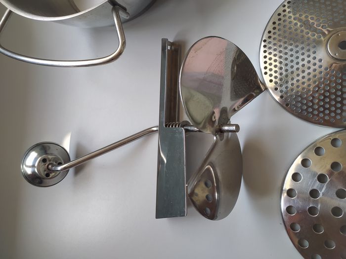 Presse-purée à manivelle (moulin de légumes) neuf en inox - photo numéro 8
