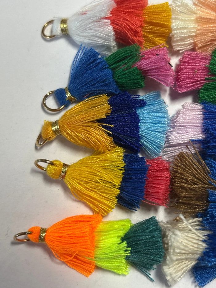 B26, lot de 10 triple pompons, anneaux dorés - photo numéro 3