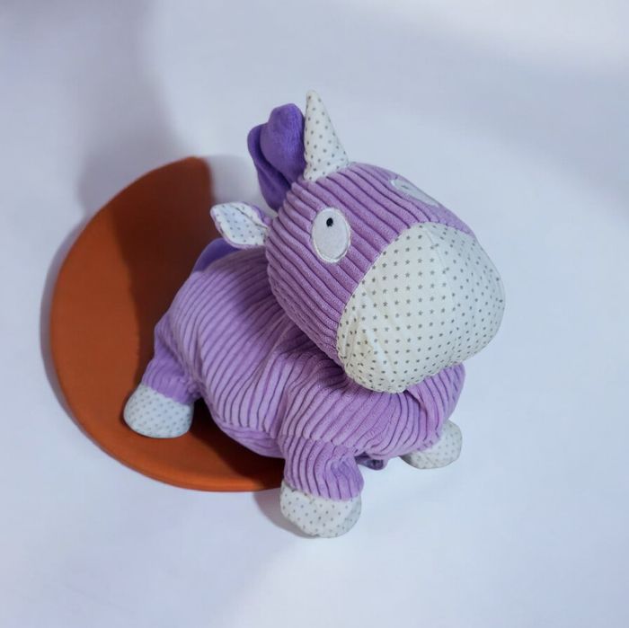 Peluche licorne violette avec poche de rangement
