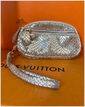 Mini pochette - porte monnaie avec anse en cuir argenté - sans marque - très bon état