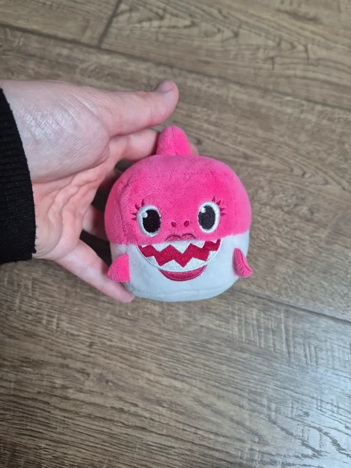 Peluche baby shark