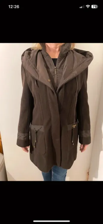 Manteau marron chaud avec capuche affinités