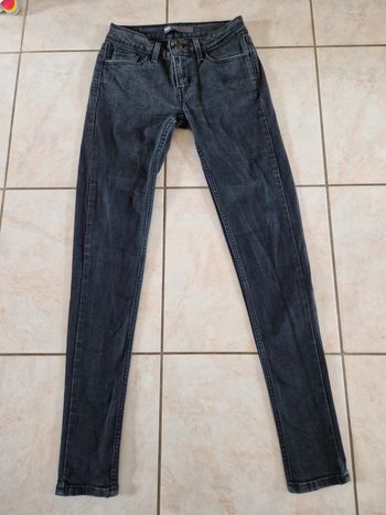 Jean levis noir taille 34