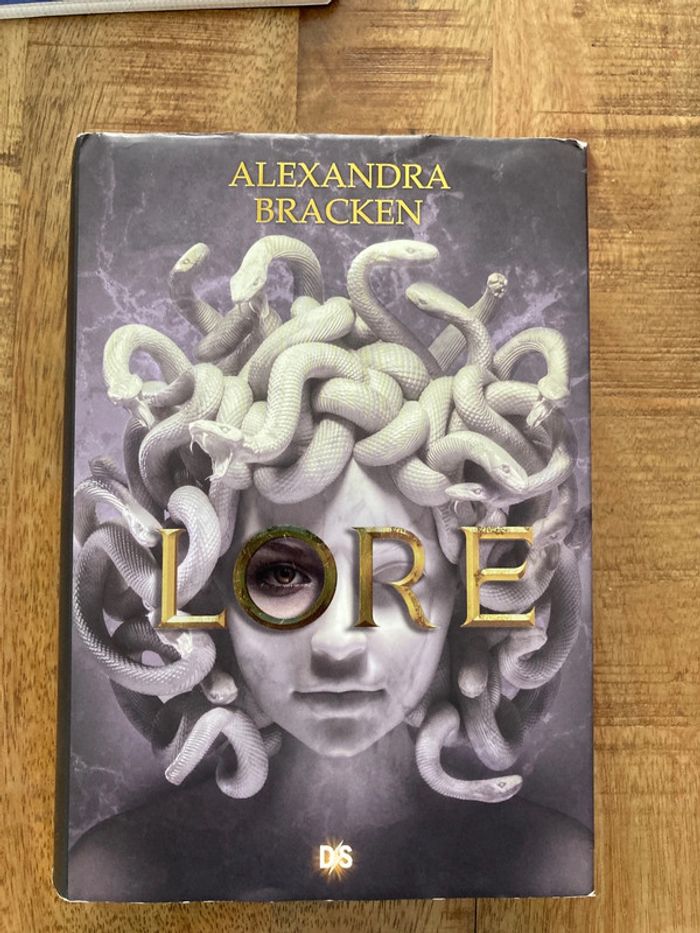Lore broche