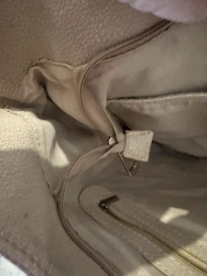Sac porté épaule beige, bon état mais il y a des traces d'usures 38x25cm - photo numéro 7