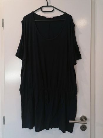 Haut noir épaules dénudées