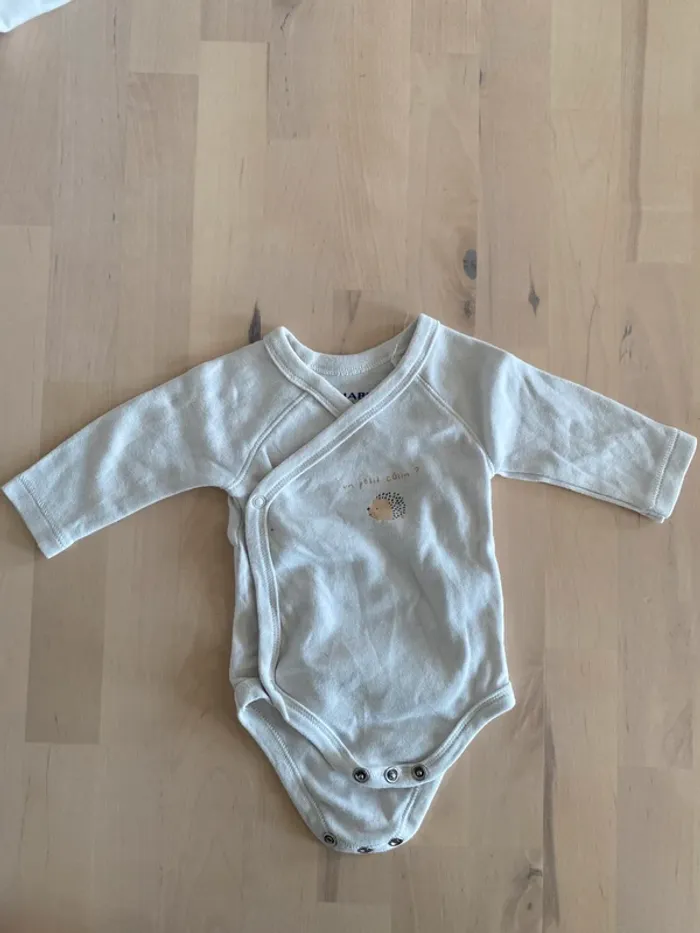 Lot 3 bodys + salopette - taille 1 mois - photo numéro 3