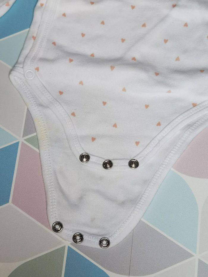 D3875 - lot de 4 bodies fille 6 mois - photo numéro 3