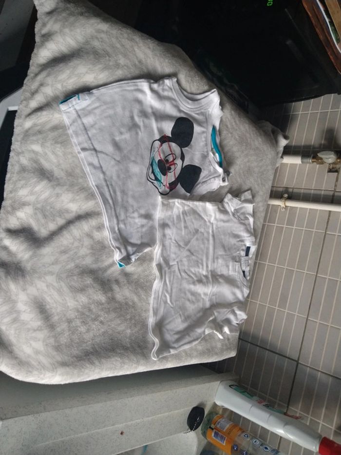 Lot de 6 tee shirts et 2 shorts Disney 12 mois - photo numéro 2