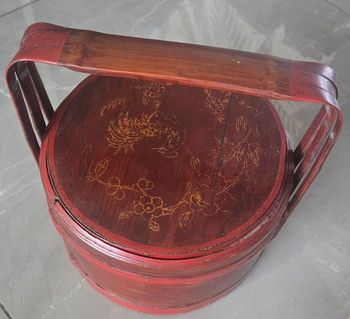 Boîte à Repas Asiatique en Bois Laqué Vintage Rouge avec Décor Floral d'occasion en bon état 