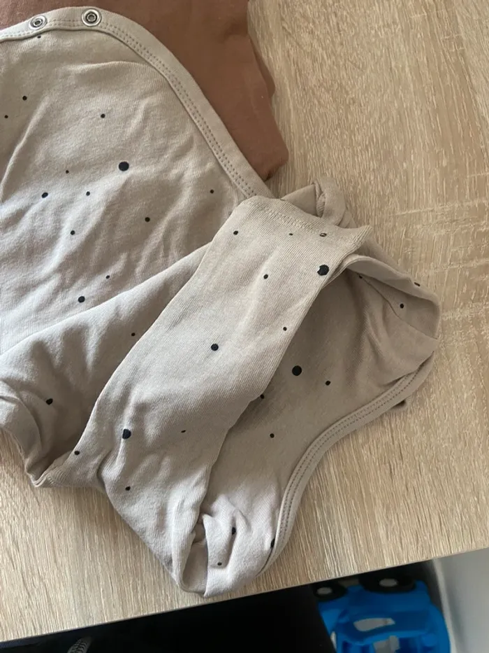 Lot 2 bodys H&M 3-6mois - photo numéro 2
