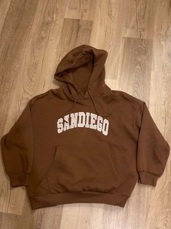 sweat a capuche marron à lettres blanches