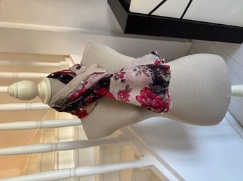 Foulard Marron à fleurs rouges et perles crème