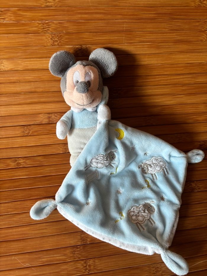 Doudou Mickey mouchoir bleu blanc étoile mouton Disney baby