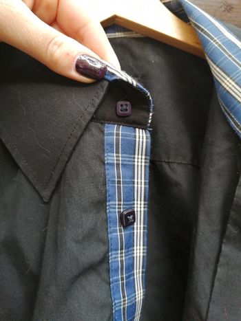 Chemise noire à carreaux bleus