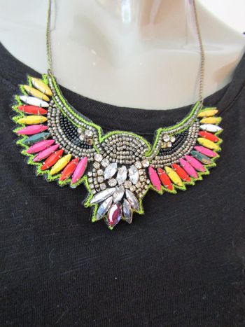 collier ras du cou en métal bronze + tissu + pierres diverses couleurs longueur réglable