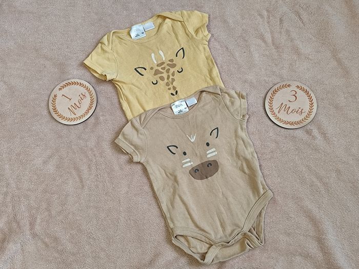 2 bodies manches courtes, Zara, 1-3 mois đŁ - photo numĂ©ro 2