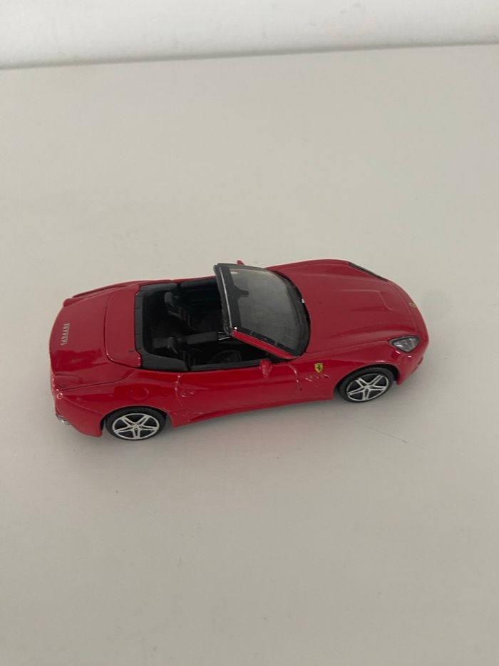 Ferrari California Rouge Décapotable - Miniature Bburago 1/43 (Die-Cast) - photo numéro 3