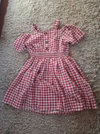Robe à carreaux blanc et rouge épaules dénudées fille 110 cm soit 5 ans