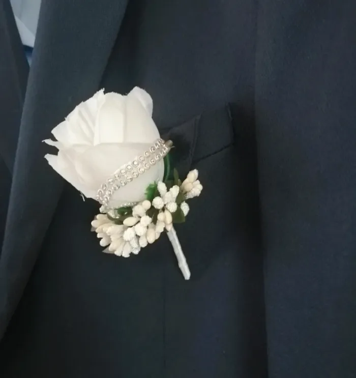 Broche rose blanche pour costume mariage - photo numéro 3
