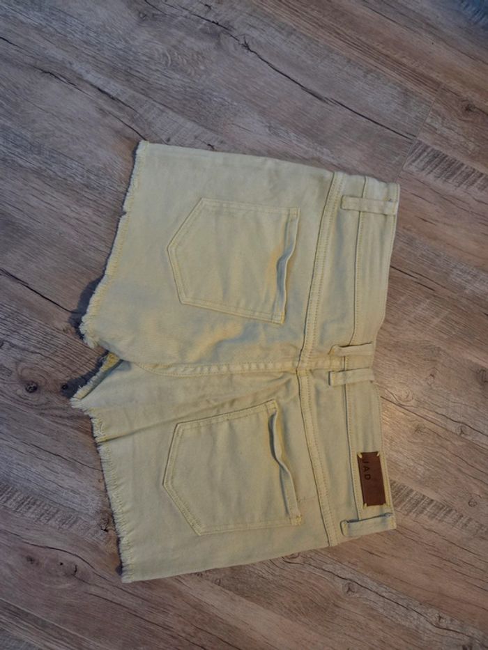 Short en jean jaune - photo numéro 2