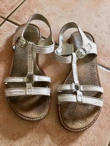 Sandales Bopy P34 en bon état (voir semelle intérieure qui est un peu noire) à 6 euros