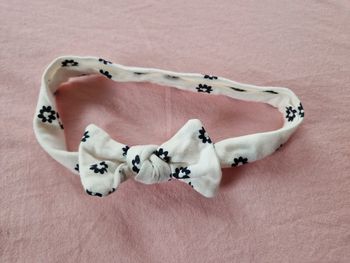 Bandeau fille blanc fleurs noirs 6 mois