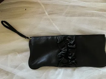 Pochette soirée noire smocks décoratifs/ devant
