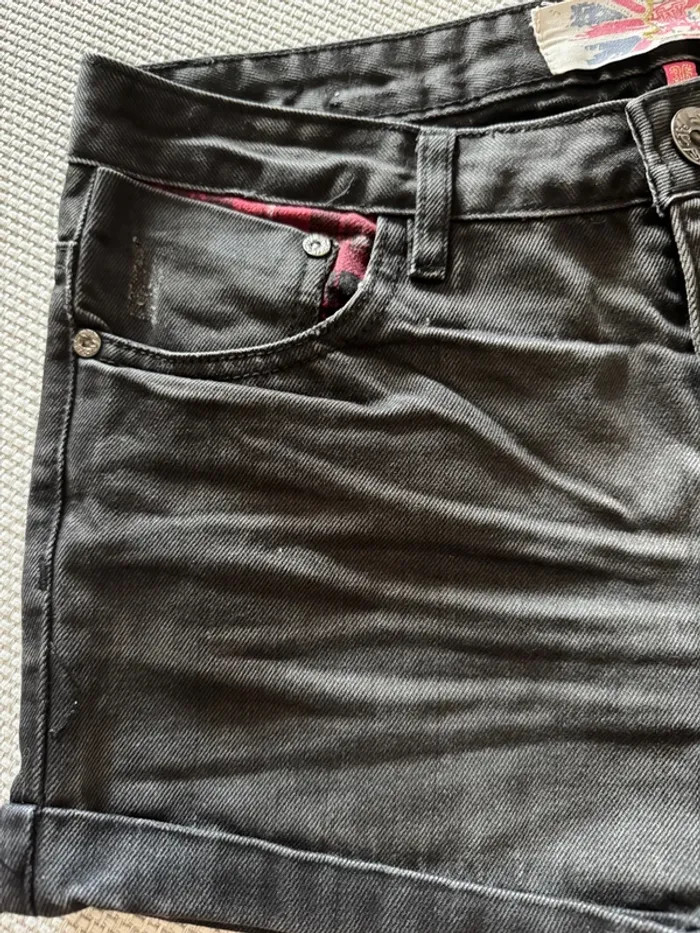 Short en jean noir Jennyfer taille 36 en TBE - photo numéro 4