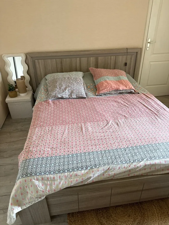 Très jolie housse de couette 260x240 cm colorée et 2 taies oreiller 63x63 cm