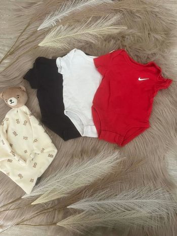 Lot body nike bébé