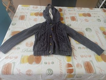 Gilet en laine à boutons gris avec capuche tissaia 8 ans 3€5