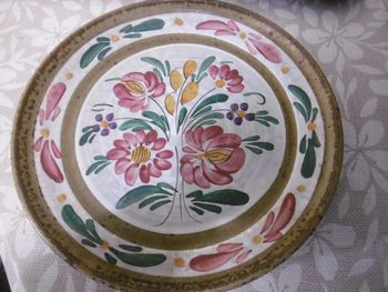 keraluc quimper  assiette  en grés motif floral  rose  