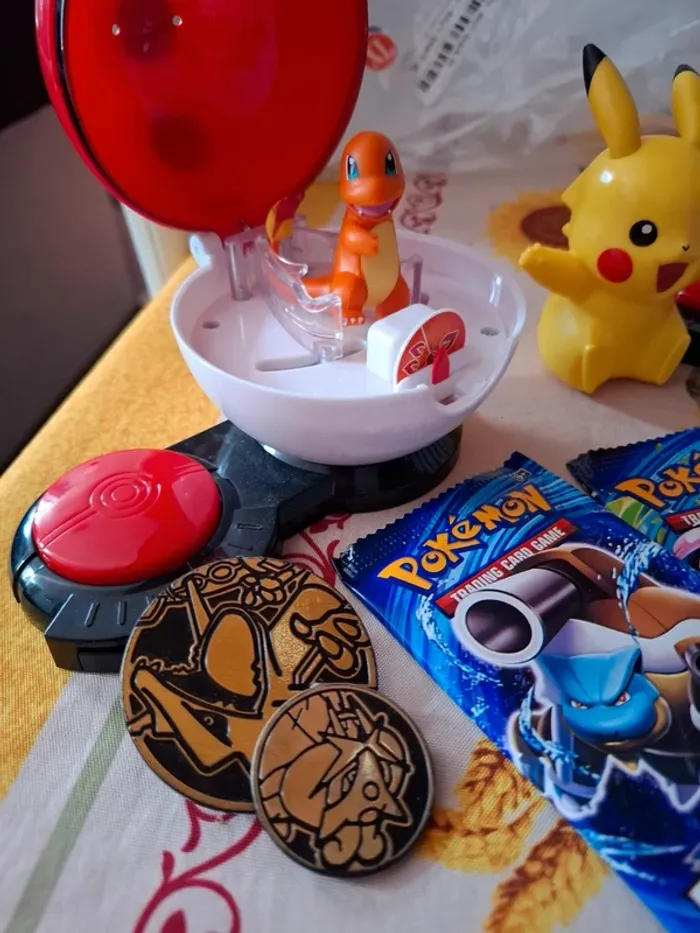 Magnifique lot de pokeball toupie avec figurine ceinture cartes pokemon neuve non officiel - photo numéro 3